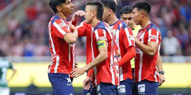 Chivas busca defender el liderato frente a unos Rayados en crisis