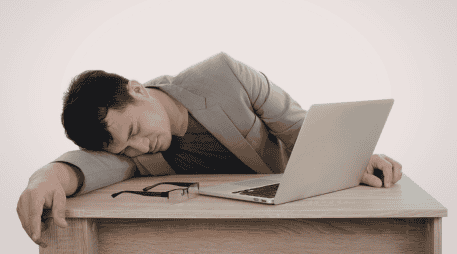 Se trata de una sensación de cansancio o sueño profundo que aparece después de ingerir alimentos. CANVA