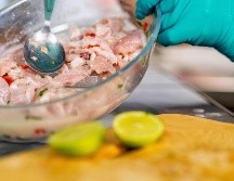 Para elaborar una leche de tigre auténtica, el proceso combina ingredientes frescos que generan una explosión de sabor. ESPECIAL / CANVA