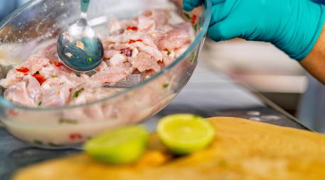 Para elaborar una leche de tigre auténtica, el proceso combina ingredientes frescos que generan una explosión de sabor. ESPECIAL / CANVA