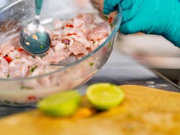 Para elaborar una leche de tigre auténtica, el proceso combina ingredientes frescos que generan una explosión de sabor. ESPECIAL / CANVA