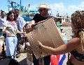 Integrantes de la flotilla Nuestra América cargan víveres y productos de primera necesidad en Progreso, México, para enviarlos a Cuba en el deterioro económico en la isla y del embargo impuesto por Estados Unidos. EFE/L. Hernández