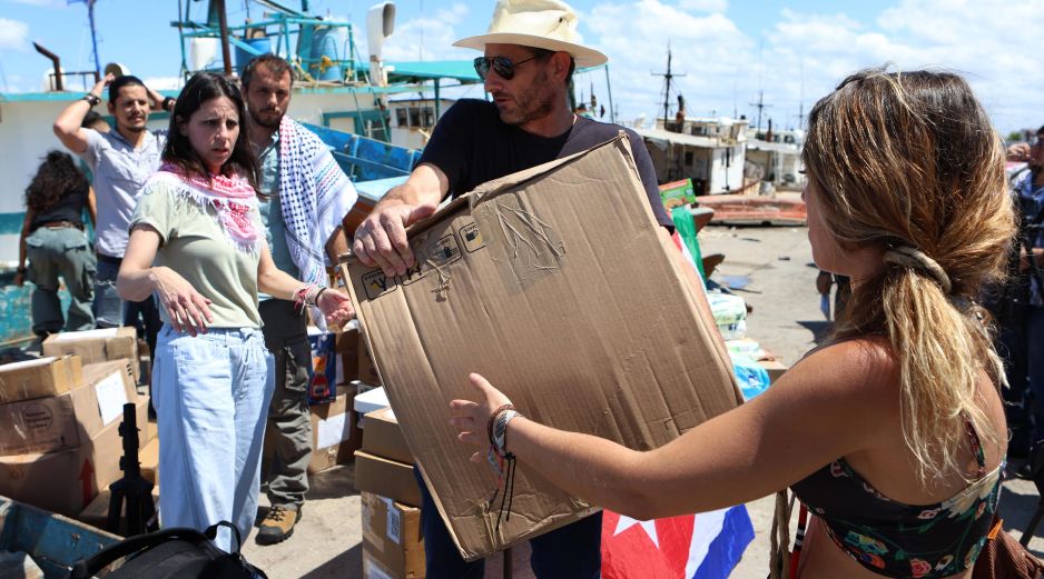 Integrantes de la flotilla Nuestra América cargan víveres y productos de primera necesidad en Progreso, México, para enviarlos a Cuba en el deterioro económico en la isla y del embargo impuesto por Estados Unidos. EFE/L. Hernández