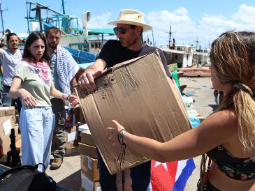 Integrantes de la flotilla Nuestra América cargan víveres y productos de primera necesidad en Progreso, México, para enviarlos a Cuba en el deterioro económico en la isla y del embargo impuesto por Estados Unidos. EFE/L. Hernández