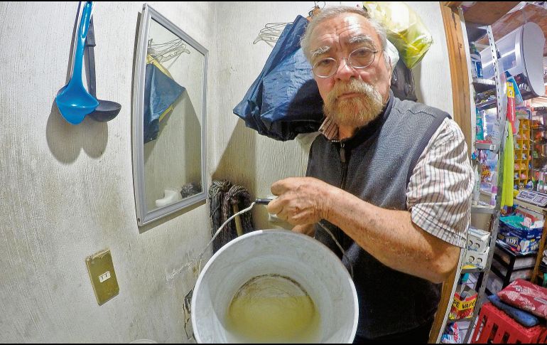 En las últimas semanas, ciudadanos han externado que el agua que reciben en su suministro no es apta para el uso doméstico, debido al mal olor y turbiedad. Autoridades de la Secretaría de Salud Jalisco descartan, de momento, emitir una alerta sanitaria. EL INFORMADOR/Archivo