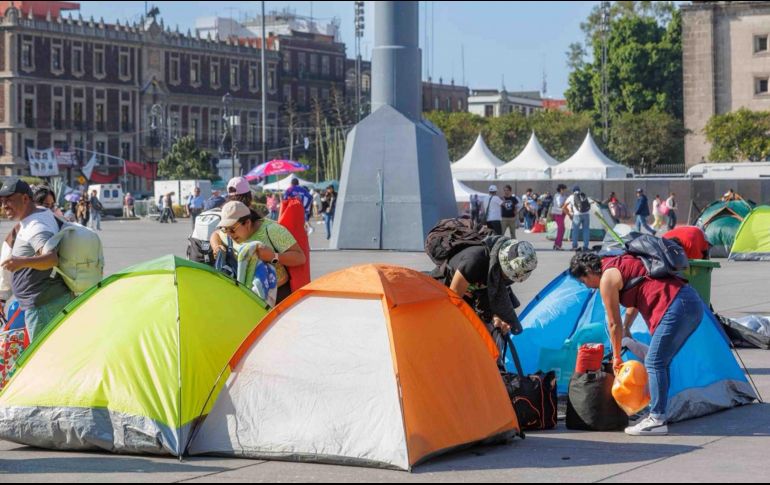 Tras concluir el paro de 72 horas, integrantes de la CNTE comenzaron a retirar sus pertenencias y abandonaron el Zócalo de la Ciudad de México. EL UNIVERSAL/ Archivo