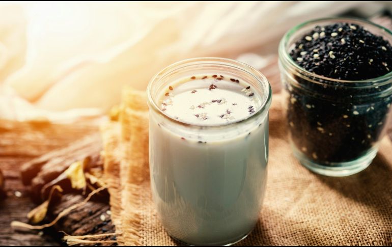 La leche de ajonjolí es una alternativa vegetal rica en calcio y antioxidantes. ESPECIAL / CANVA