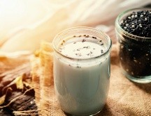 La leche de ajonjolí es una alternativa vegetal rica en calcio y antioxidantes. ESPECIAL / CANVA