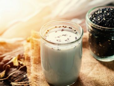 La leche de ajonjolí es una alternativa vegetal rica en calcio y antioxidantes. ESPECIAL / CANVA