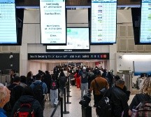 La suspensión de los fondos por un bloqueo presupuestal parcial en el Congreso ha provocado filas más largas de lo habitual en los controles de seguridad de los aeropuertos, donde los empleados de seguridad trabajan sin recibir salario desde febrero. AFP / R. Schemidt