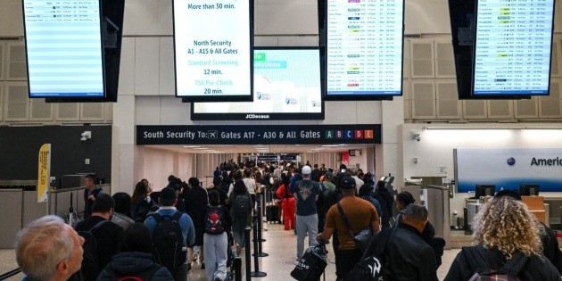 Trump amenaza con usar agentes de ICE para seguridad en aeropuertos