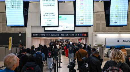 La suspensión de los fondos por un bloqueo presupuestal parcial en el Congreso ha provocado filas más largas de lo habitual en los controles de seguridad de los aeropuertos, donde los empleados de seguridad trabajan sin recibir salario desde febrero. AFP / R. Schemidt