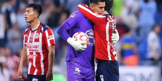 Chivas rescata la victoria en Monterrey con penal atajado por 'Tala' Rangel