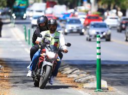 Dos personas se desplazan en motocicleta sobre una ciclovía, ocupando un espacio destinado exclusivamente a ciclistas y usuarios de movilidad no motorizada. EL INFORMADOR/J. Acosta