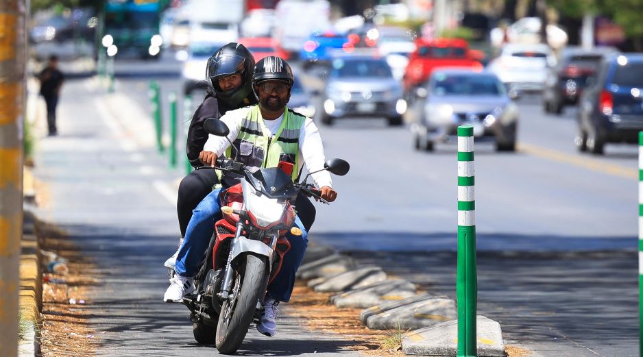 Dos personas se desplazan en motocicleta sobre una ciclovía, ocupando un espacio destinado exclusivamente a ciclistas y usuarios de movilidad no motorizada. EL INFORMADOR/J. Acosta