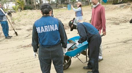 La Marina encabezó el operativo de limpieza de las zonas afectadas. ESPECIAL