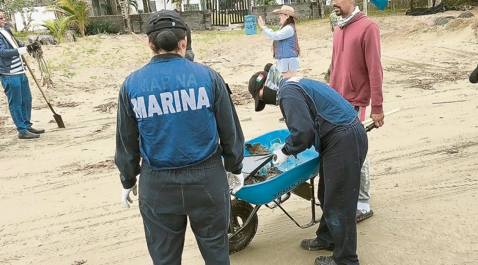 La Marina encabezó el operativo de limpieza de las zonas afectadas. ESPECIAL