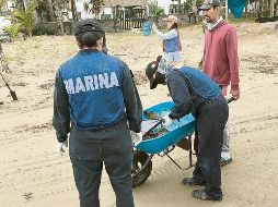 La Marina encabezó el operativo de limpieza de las zonas afectadas. ESPECIAL