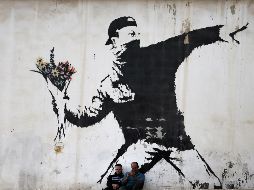 Pintura de Banksy en Belén, Cisjordania. AFP
