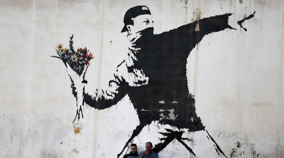 Pintura de Banksy en Belén, Cisjordania. AFP