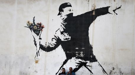 Pintura de Banksy en Belén, Cisjordania. AFP