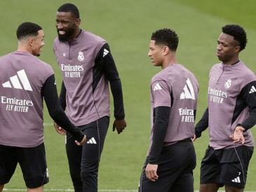 Los jugadores merengues en el entrenamiento previo el duelo ante los colchoneros. EFE