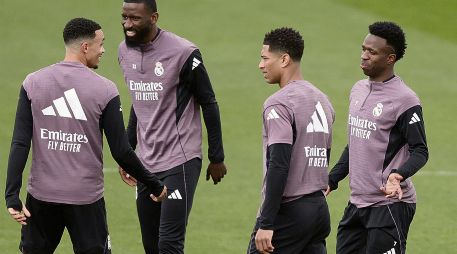Los jugadores merengues en el entrenamiento previo el duelo ante los colchoneros. EFE
