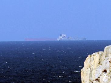 Imagen de archivo de petroleros cruzando el Estrecho de Ormuz. EFE/A. Haider