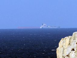 Imagen de archivo de petroleros cruzando el Estrecho de Ormuz. EFE/A. Haider
