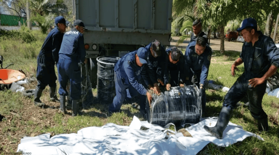 Y el viernes elementos de distintas corporaciones e instituciones reportaron que llevaron a cabo la limpieza de 34 playas del centro y sur de Veracruz que habían sido afectadas por manchas de hidrocarburo. ESPECIAL