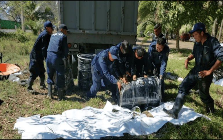 Y el viernes elementos de distintas corporaciones e instituciones reportaron que llevaron a cabo la limpieza de 34 playas del centro y sur de Veracruz que habían sido afectadas por manchas de hidrocarburo. ESPECIAL