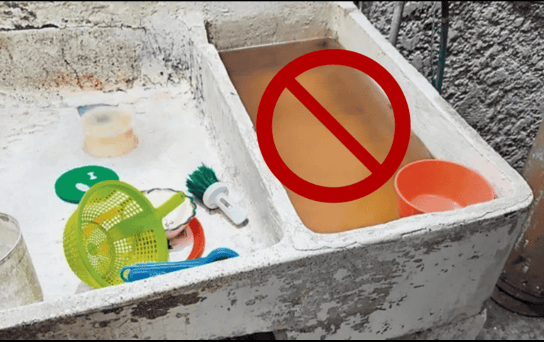 Los reportes ciudadanos describen agua con coloración amarilla o café, presencia de sedimentos y mal olor. EL INFORMADOR / ARCHIVO / CANVA