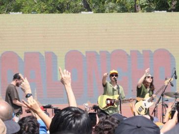 El concierto breve funcionó como punto de partida para una experiencia distinta. Tras la presentación, tanto el cantante como decenas de asistentes tomaron sus bicicletas y pedalearon juntos rumbo al C3 Stage, en una caravana espontánea que mezcló convivencia y música. EL INFORMADOR / H. Navarro