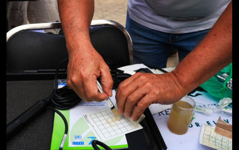 Ciudadanos se manifestaron en el Centro de Guadalajara para exigir una emergencia sanitaria por la mala calidad del agua en la ZMG. EL INFORMADOR / J. Acosta