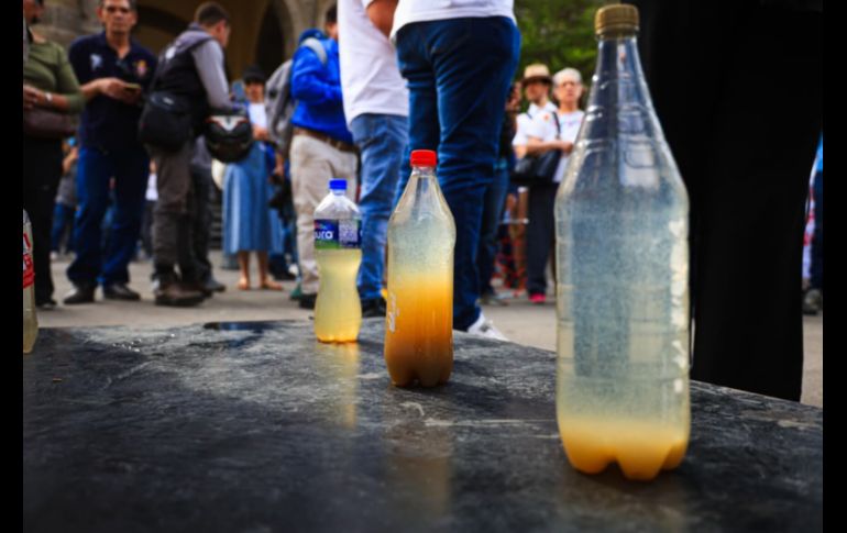 Ciudadanos se manifestaron en el Centro de Guadalajara para exigir una emergencia sanitaria por la mala calidad del agua en la ZMG. EL INFORMADOR / J. Acosta