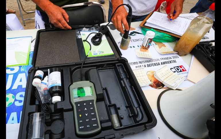 Ciudadanos se manifestaron en el Centro de Guadalajara para exigir una emergencia sanitaria por la mala calidad del agua en la ZMG. EL INFORMADOR / J. Acosta