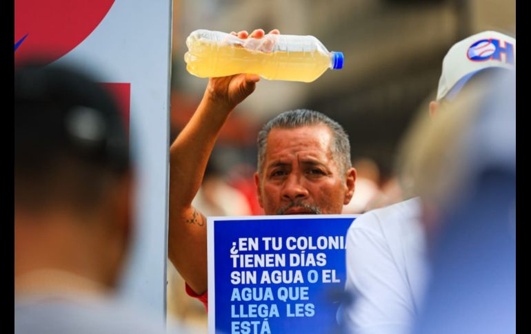 Ciudadanos se manifestaron en el Centro de Guadalajara para exigir una emergencia sanitaria por la mala calidad del agua en la ZMG. EL INFORMADOR / J. Acosta
