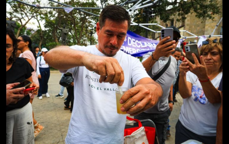 Ciudadanos se manifestaron en el Centro de Guadalajara para exigir una emergencia sanitaria por la mala calidad del agua en la ZMG. EL INFORMADOR / J. Acosta