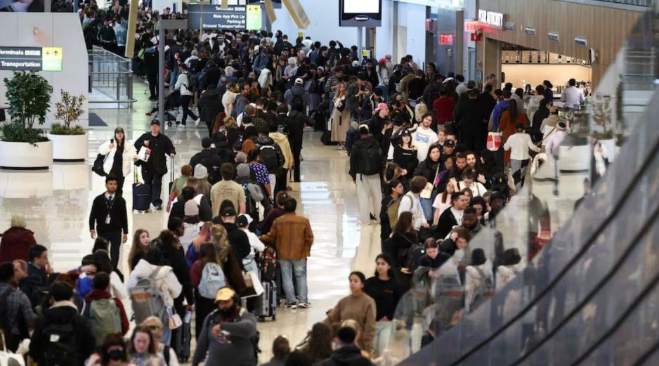 La falta de acuerdo entre republicanos y demócratas sobre el financiamiento del Departamento de Seguridad Nacional (DHS) ha derivado en un caos en distintos aeropuertos del país, donde los pasajeros hacen filas kilométricas. AFP