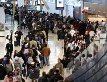 La falta de acuerdo entre republicanos y demócratas sobre el financiamiento del Departamento de Seguridad Nacional (DHS) ha derivado en un caos en distintos aeropuertos del país, donde los pasajeros hacen filas kilométricas. AFP