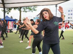 Usuarias del programa “A mover el cubo”, como Rosalía Ortiz, participan en clases al aire libre que combinan ejercicio y convivencia comunitaria, una iniciativa que ha mejorado su salud física y emocional. EL INFORMADOR/ J. Acosta