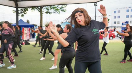 Usuarias del programa “A mover el cubo”, como Rosalía Ortiz, participan en clases al aire libre que combinan ejercicio y convivencia comunitaria, una iniciativa que ha mejorado su salud física y emocional. EL INFORMADOR/ J. Acosta