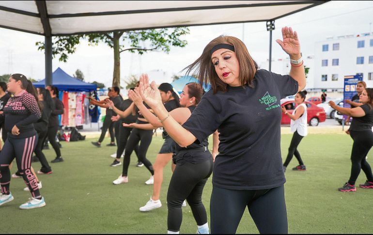 Usuarias del programa “A mover el cubo”, como Rosalía Ortiz, participan en clases al aire libre que combinan ejercicio y convivencia comunitaria, una iniciativa que ha mejorado su salud física y emocional. EL INFORMADOR/ J. Acosta