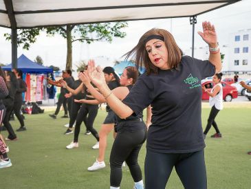 Usuarias del programa “A mover el cubo”, como Rosalía Ortiz, participan en clases al aire libre que combinan ejercicio y convivencia comunitaria, una iniciativa que ha mejorado su salud física y emocional. EL INFORMADOR/ J. Acosta