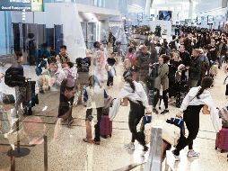 Pasajeros esperan en filas de seguridad en aeropuerto de Estados Unidos, en medio de ajustes operativos por falta de personal en la TSA. AFP