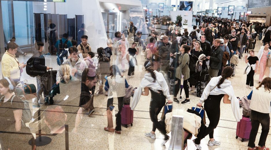 Pasajeros esperan en filas de seguridad en aeropuerto de Estados Unidos, en medio de ajustes operativos por falta de personal en la TSA. AFP