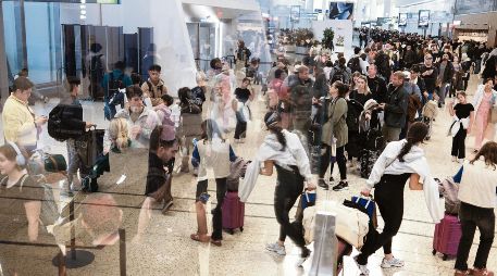 Pasajeros esperan en filas de seguridad en aeropuerto de Estados Unidos, en medio de ajustes operativos por falta de personal en la TSA. AFP
