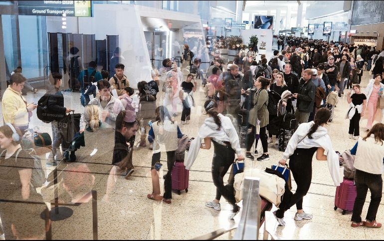 Pasajeros esperan en filas de seguridad en aeropuerto de Estados Unidos, en medio de ajustes operativos por falta de personal en la TSA. AFP