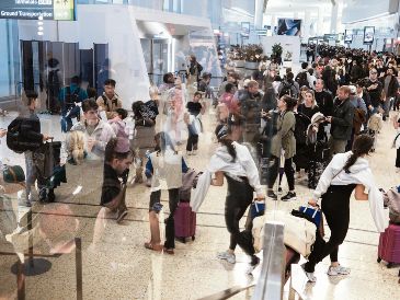 Pasajeros esperan en filas de seguridad en aeropuerto de Estados Unidos, en medio de ajustes operativos por falta de personal en la TSA. AFP