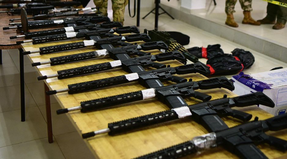 El tráfico ilegal de armas de uso militar opera a través de redes internacionales que utilizan documentos falsos y rutas encubiertas para abastecer a organizaciones criminales. AFP